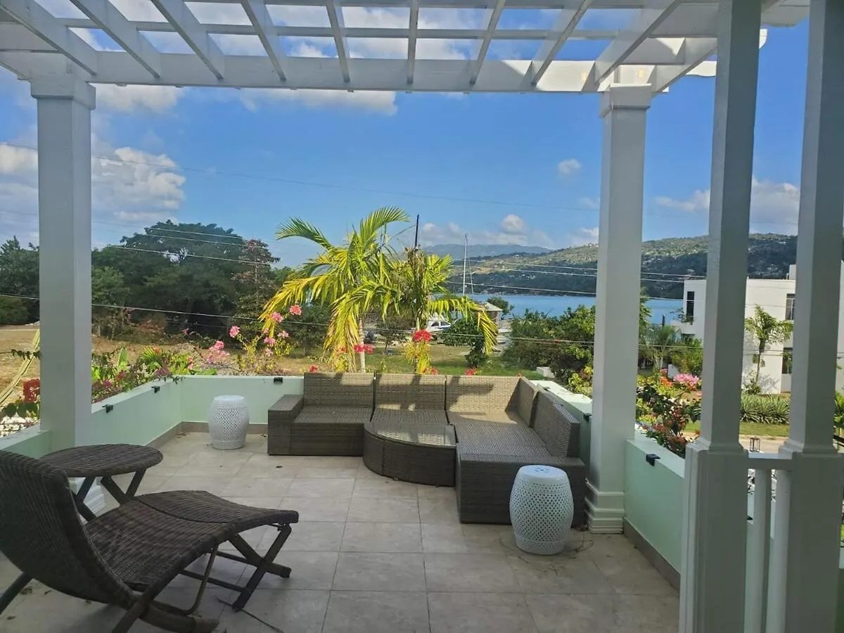 White House Beachside Villa - Ac And Walk To Shore location